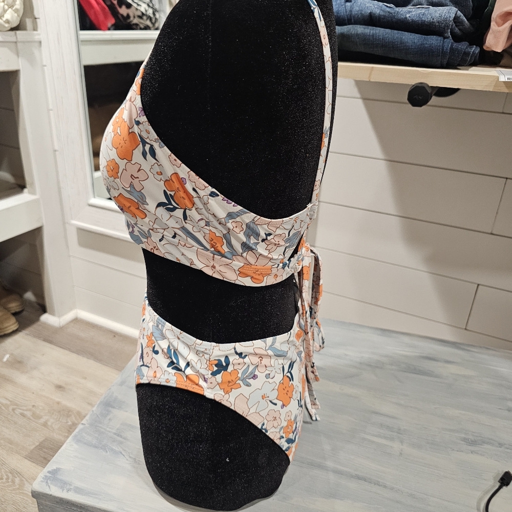 2 Piece Adjustable Bikini Like New - Picture 2 of 6